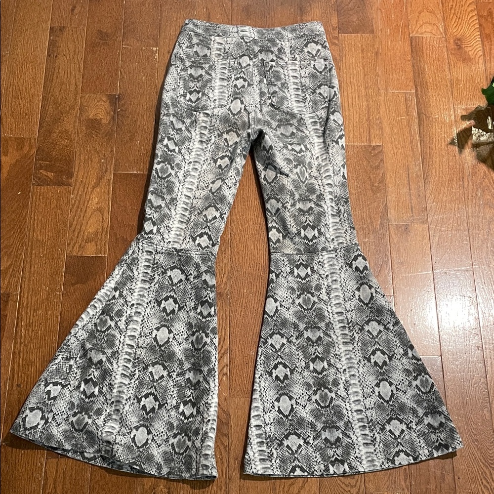 We The Free “Just Float On” Snake Print High Rise Flare Jeans - Picture 4 of 7